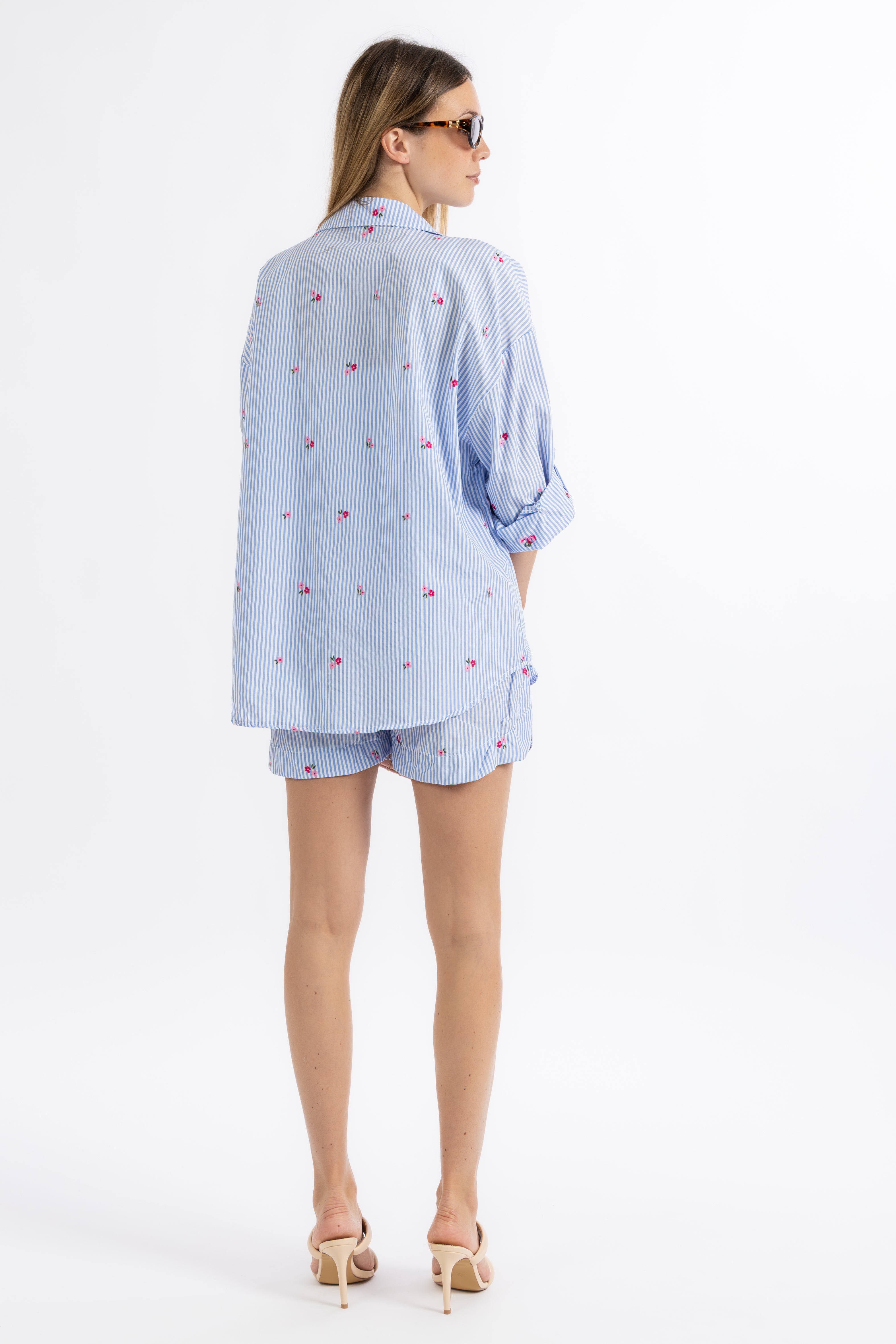 Camicia azzurra ricami fiori