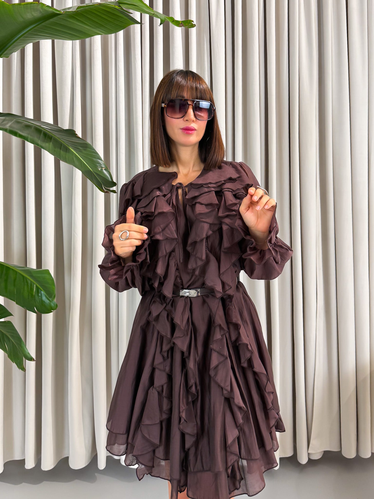 Abito corto a balze marrone