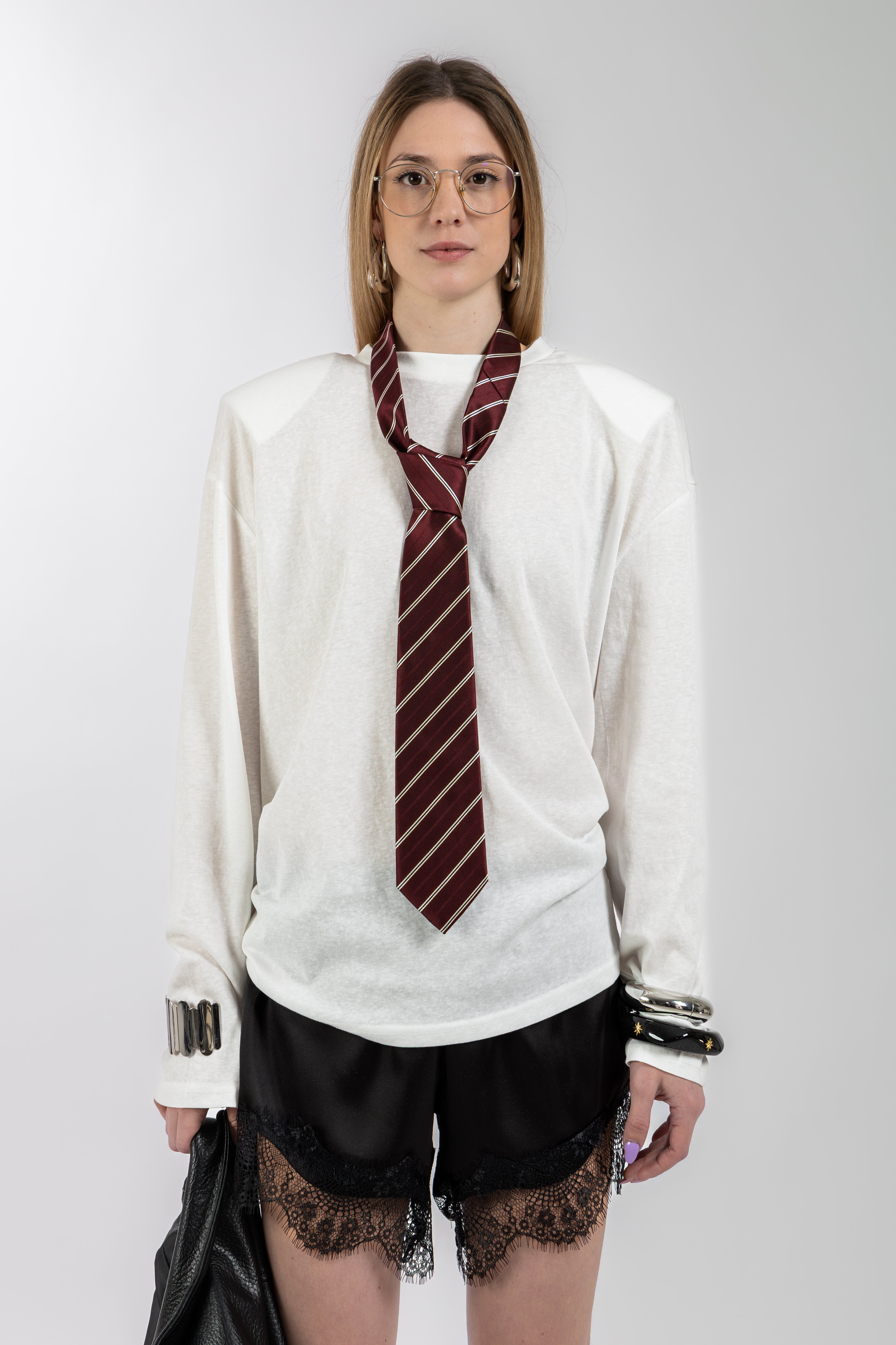 T-shirt over bianco
