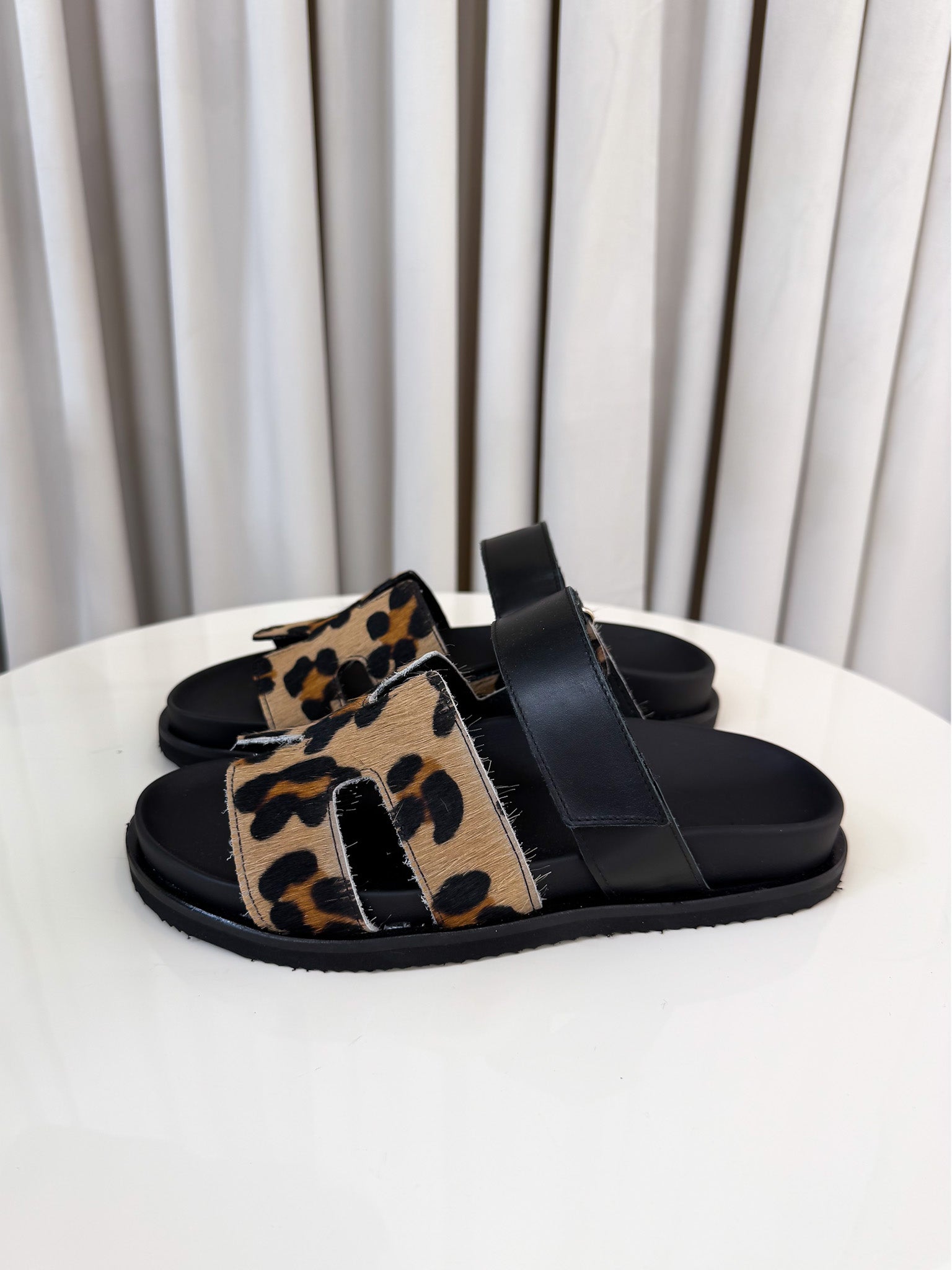 Sandalo in pelle e cavallino animalier