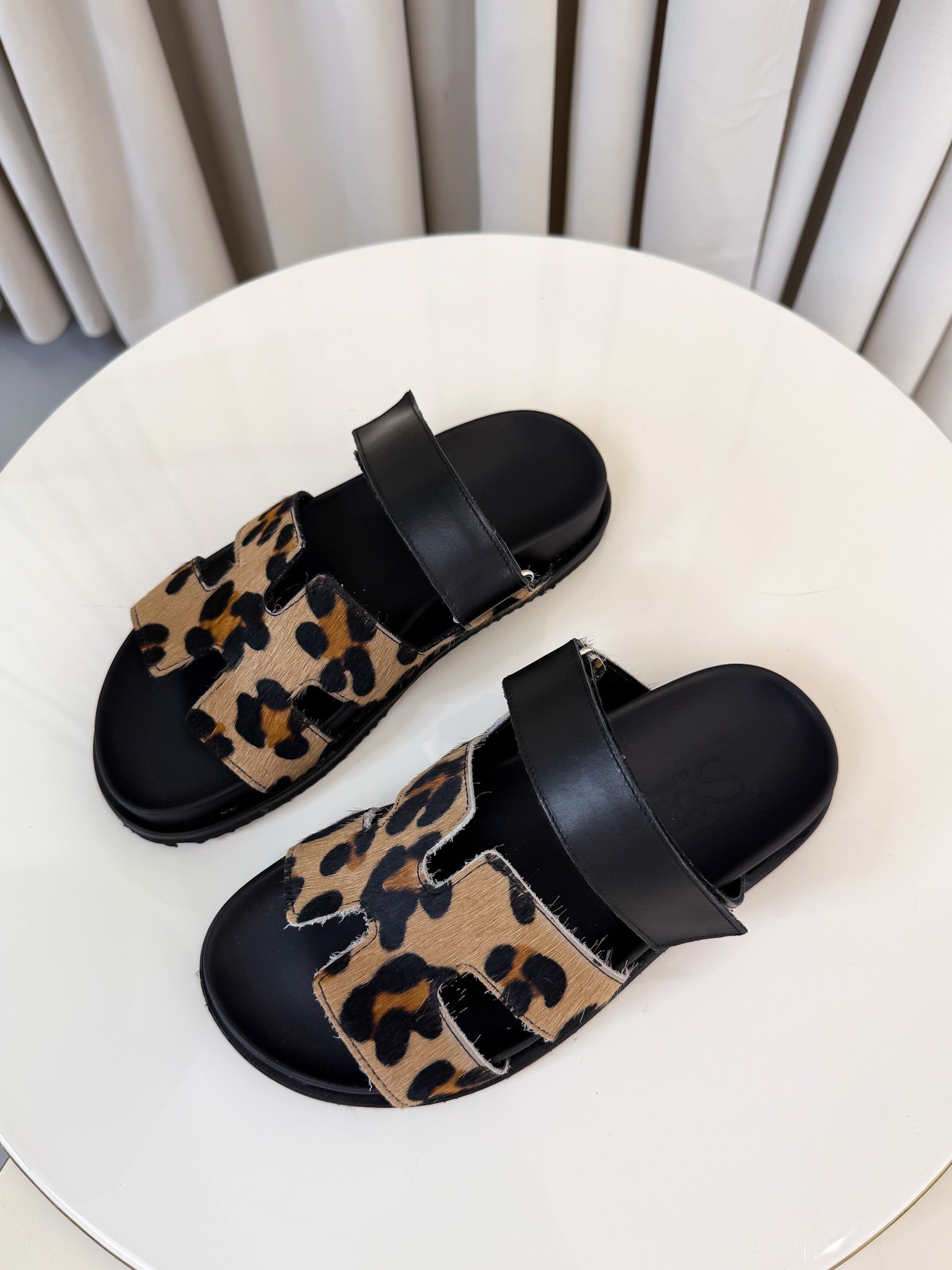 Sandalo in pelle e cavallino animalier