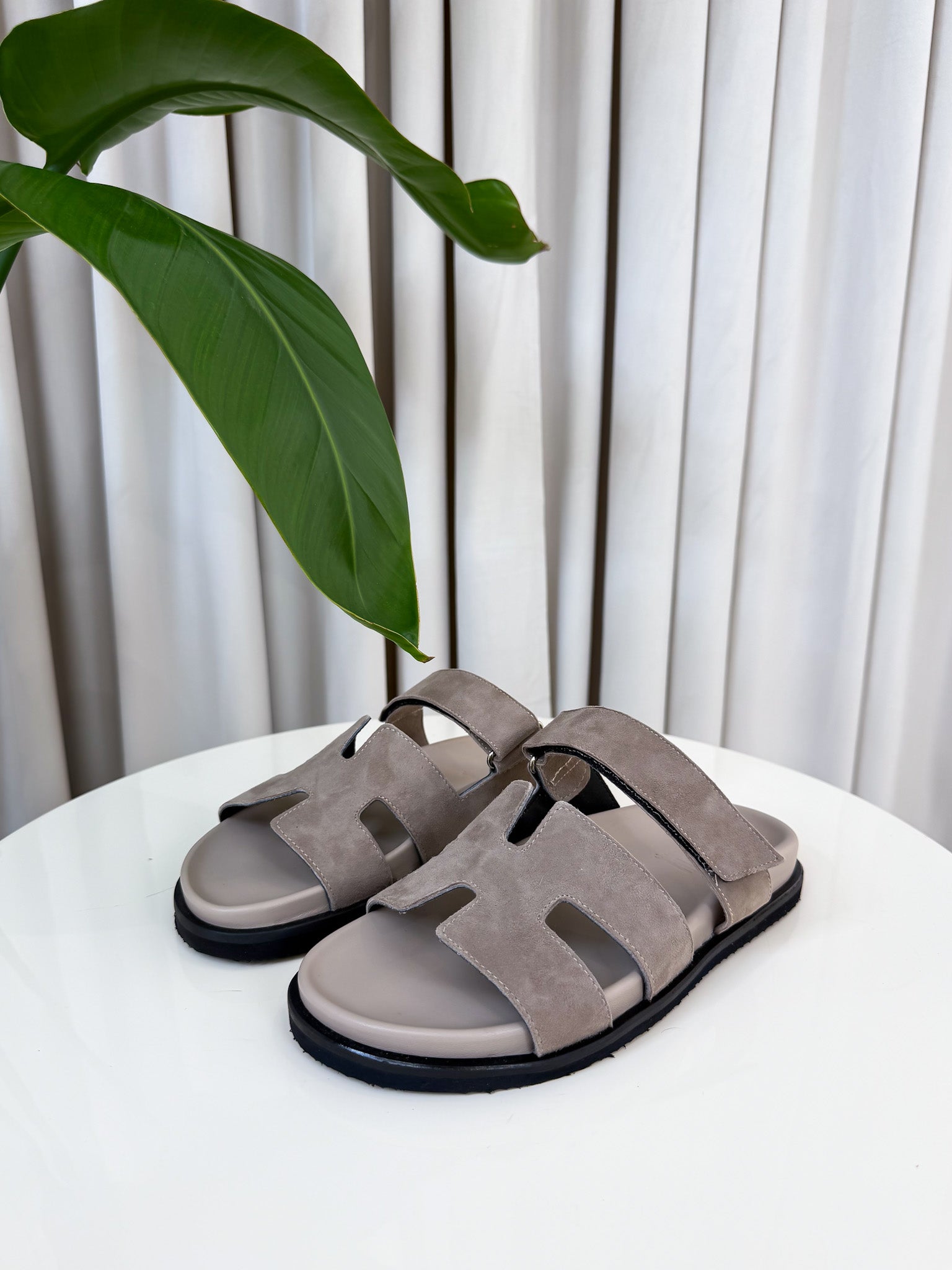 Sandalo in suede taupe