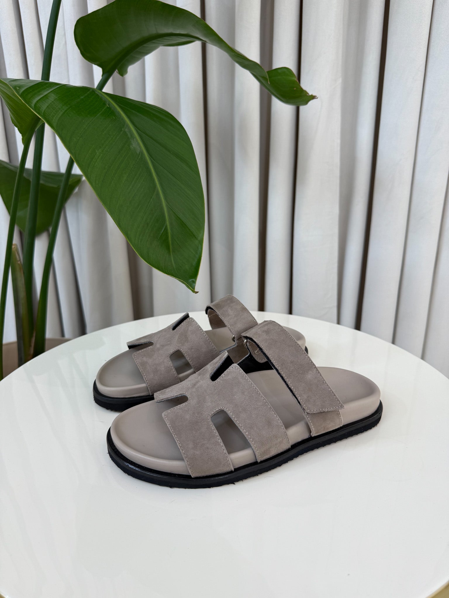 Sandalo in suede taupe