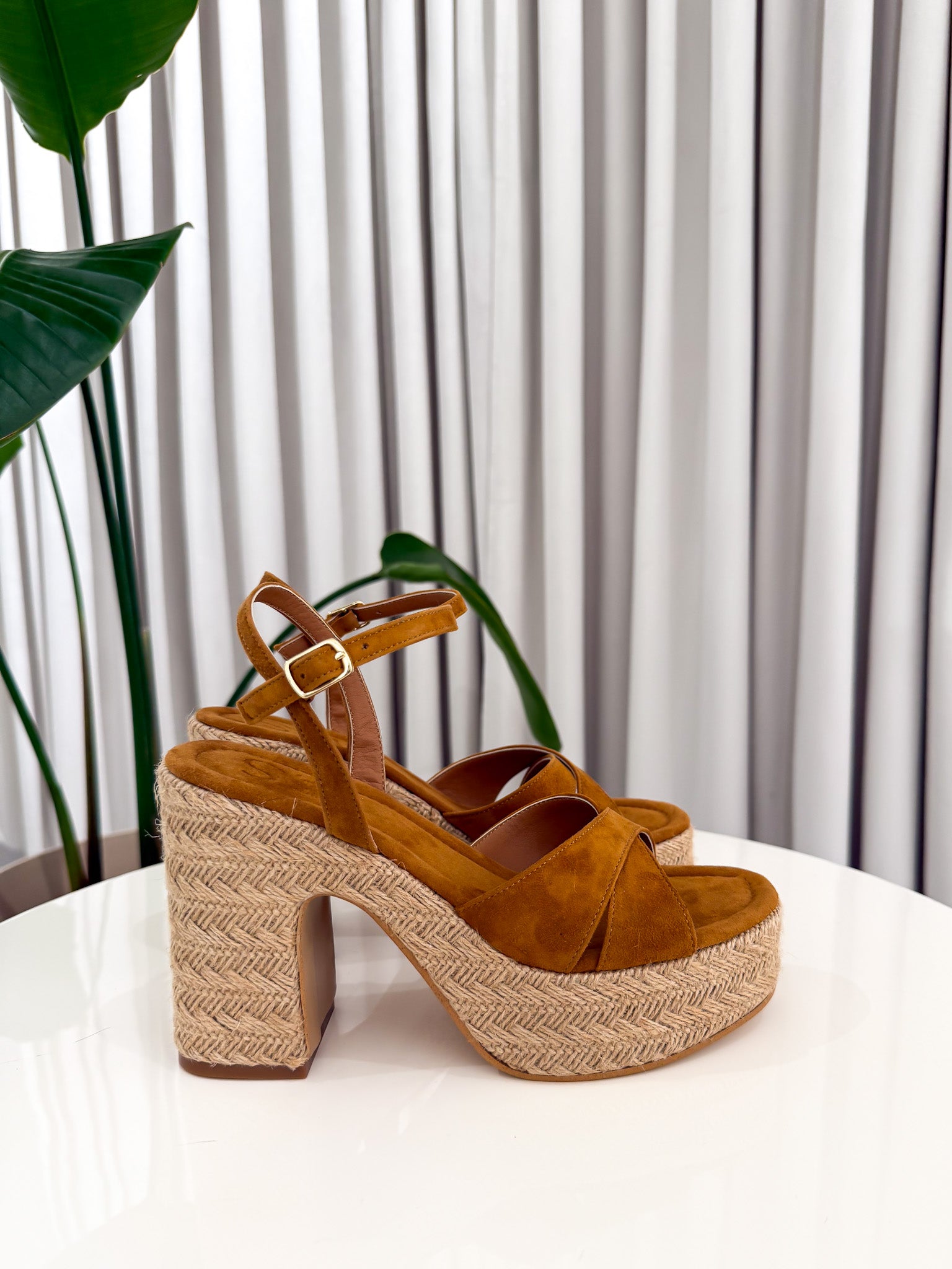 Zeppa in suede cuoio e rafia
