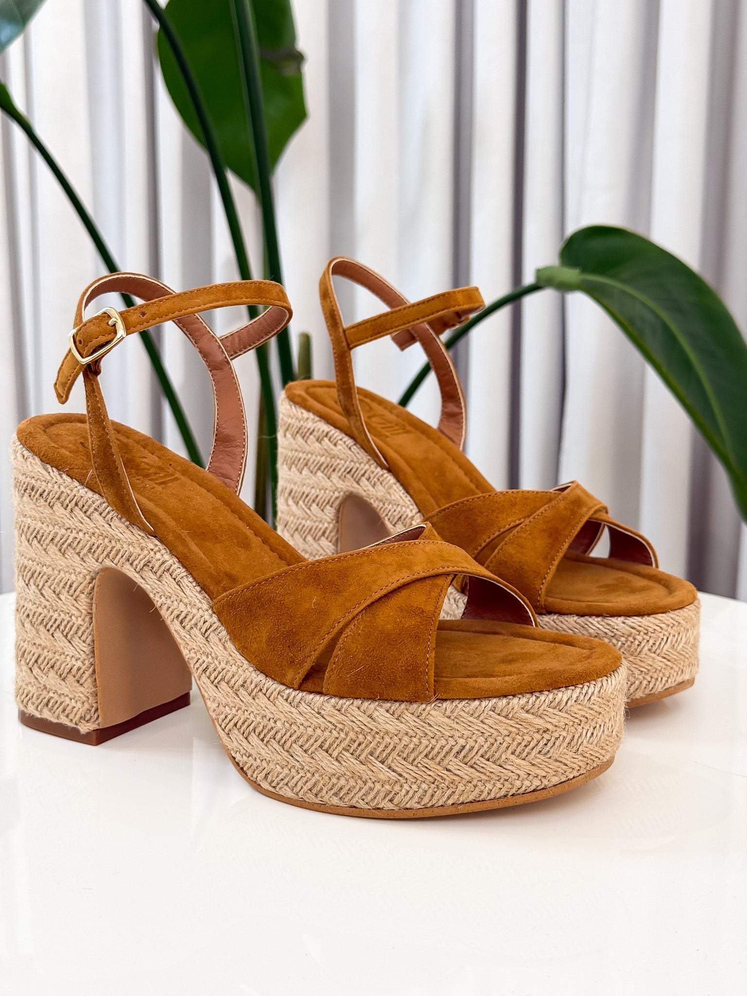 Zeppa in suede cuoio e rafia