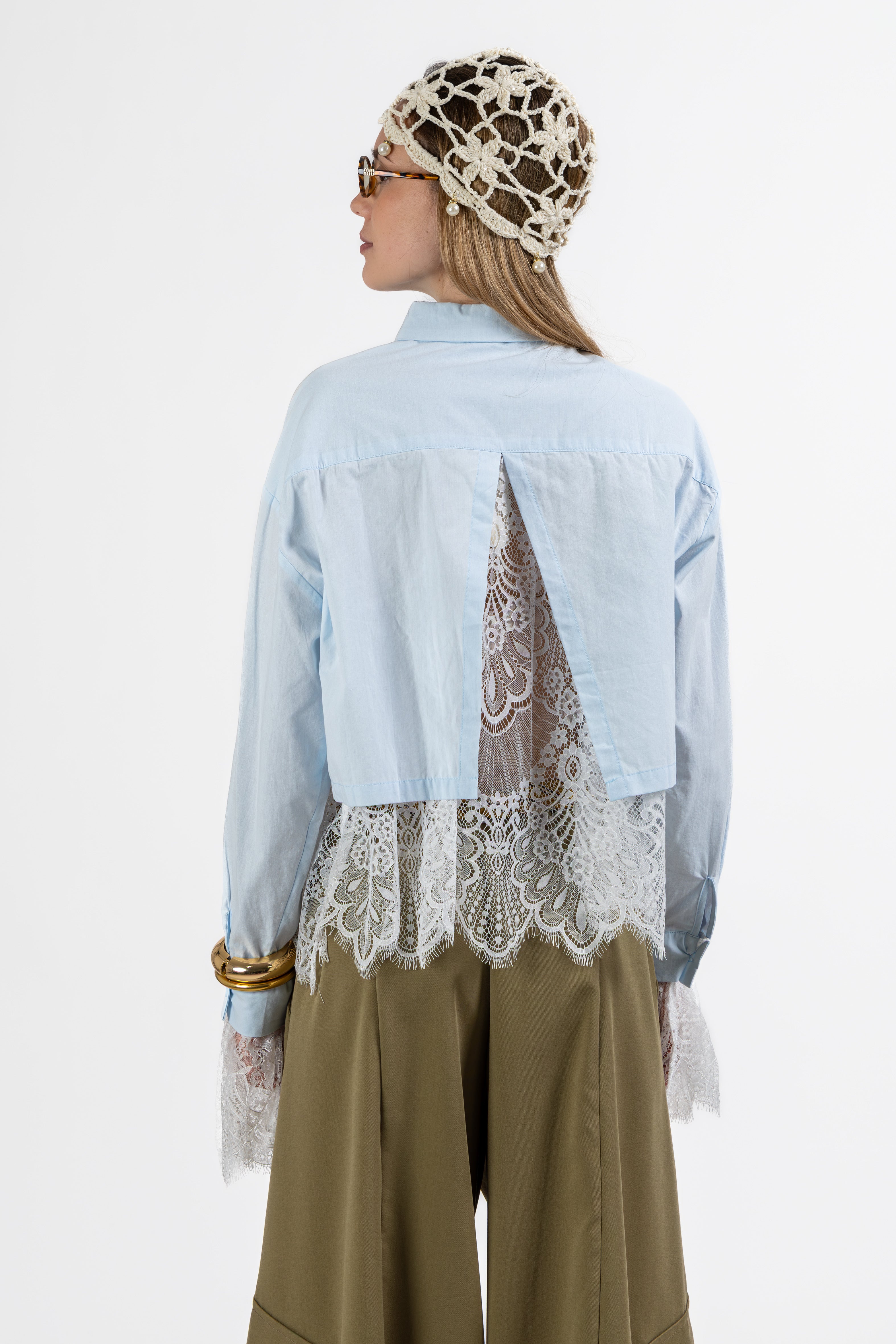 Camicia azzurra con pizzo