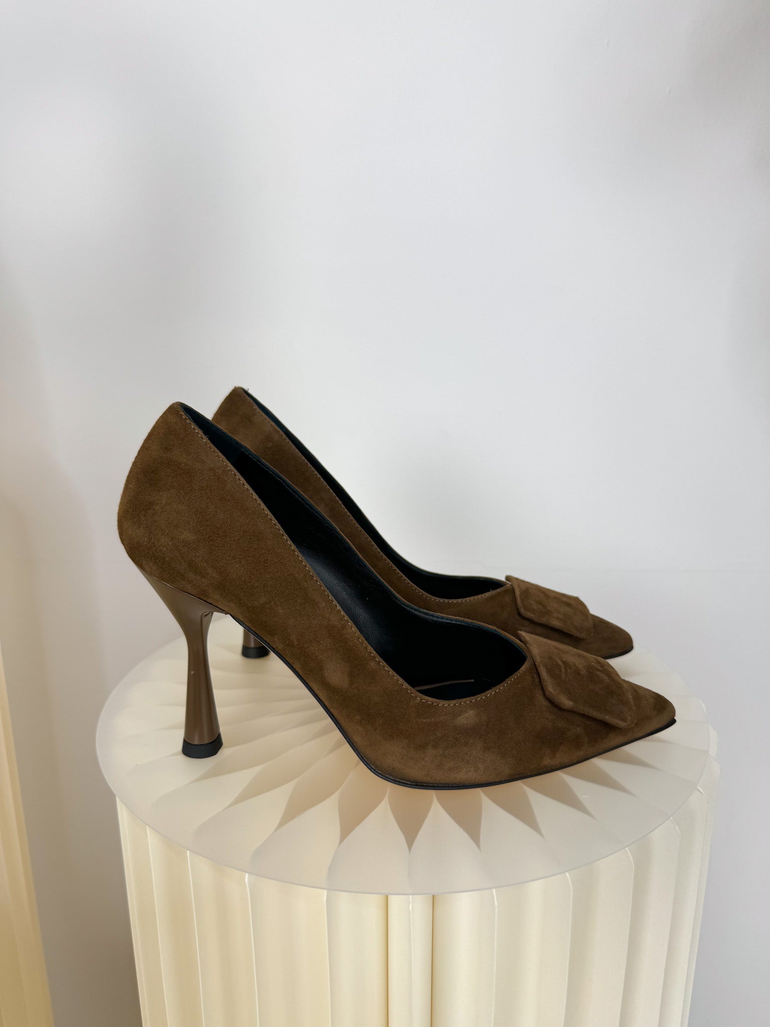 Décolleté in suede