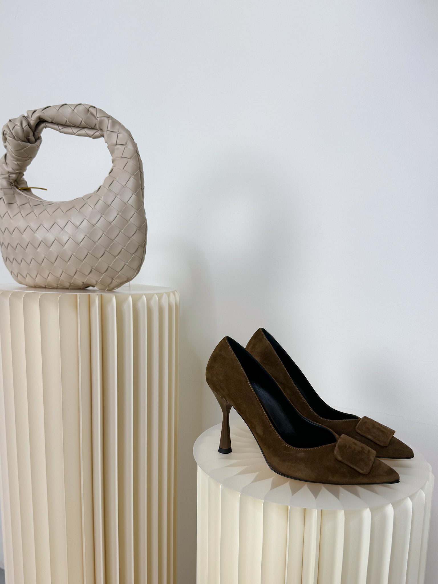 Décolleté in suede