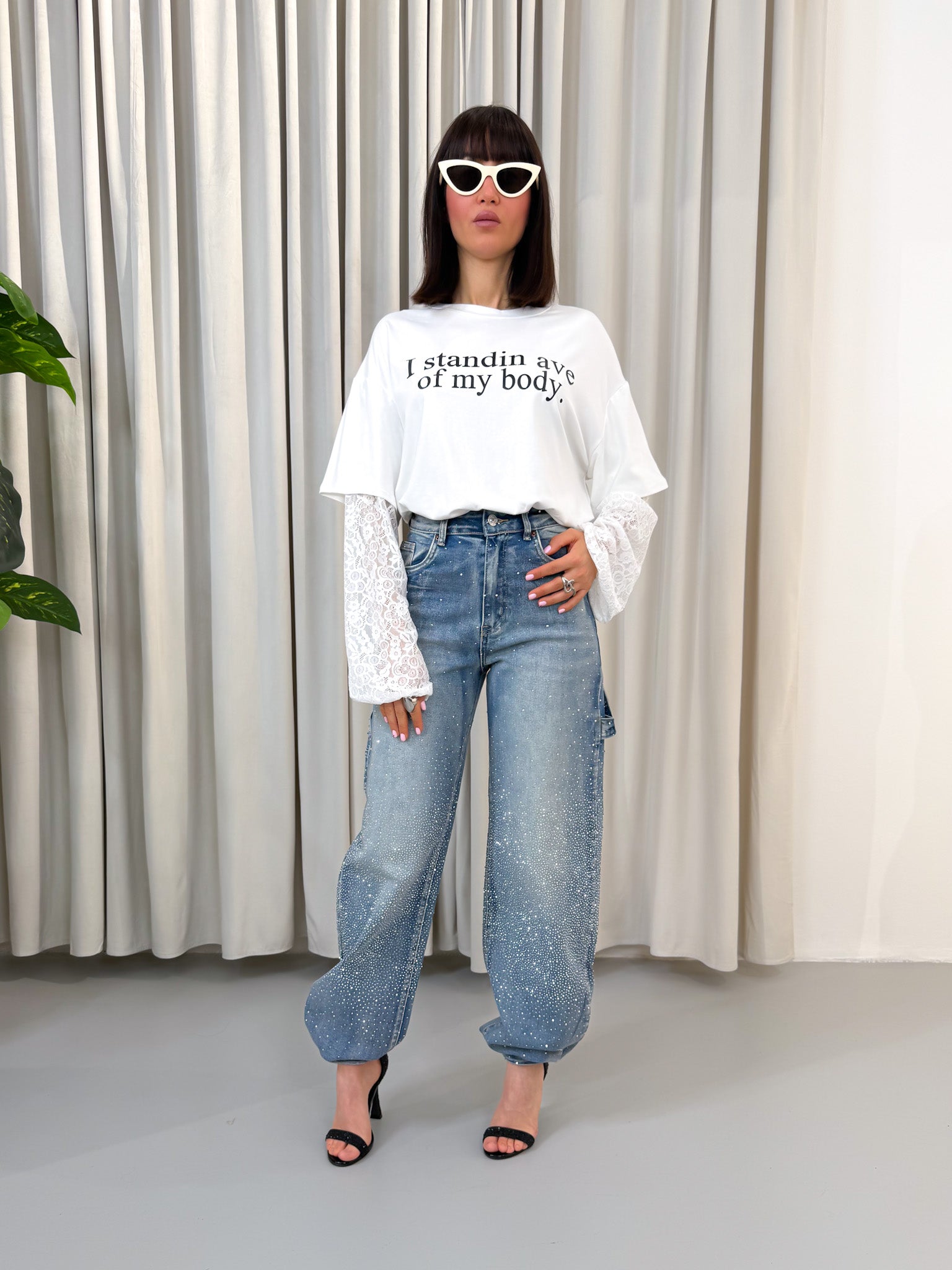 T-shirt over bianca con maniche in pizzo