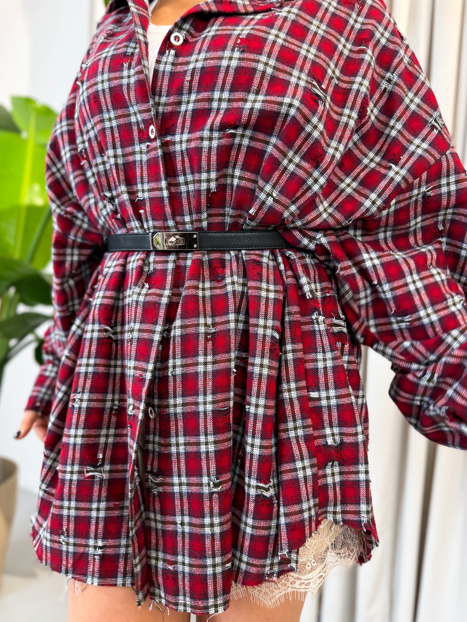 Camicia rossa a quadri con rotture