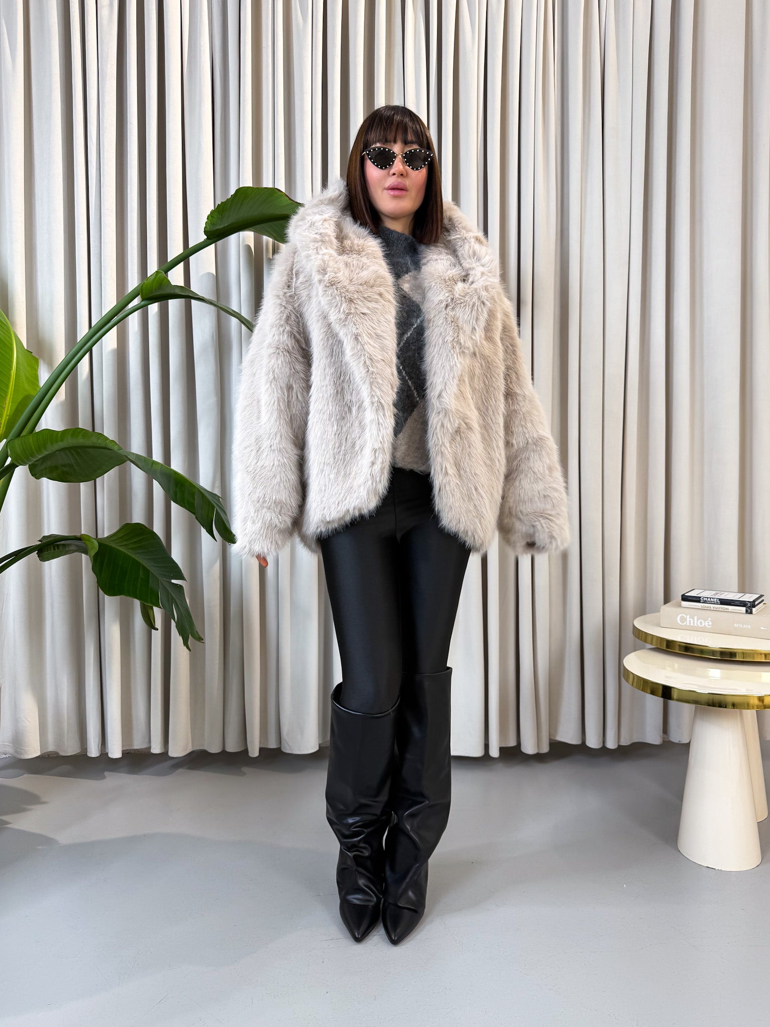 Eco-fur over beige chiaro