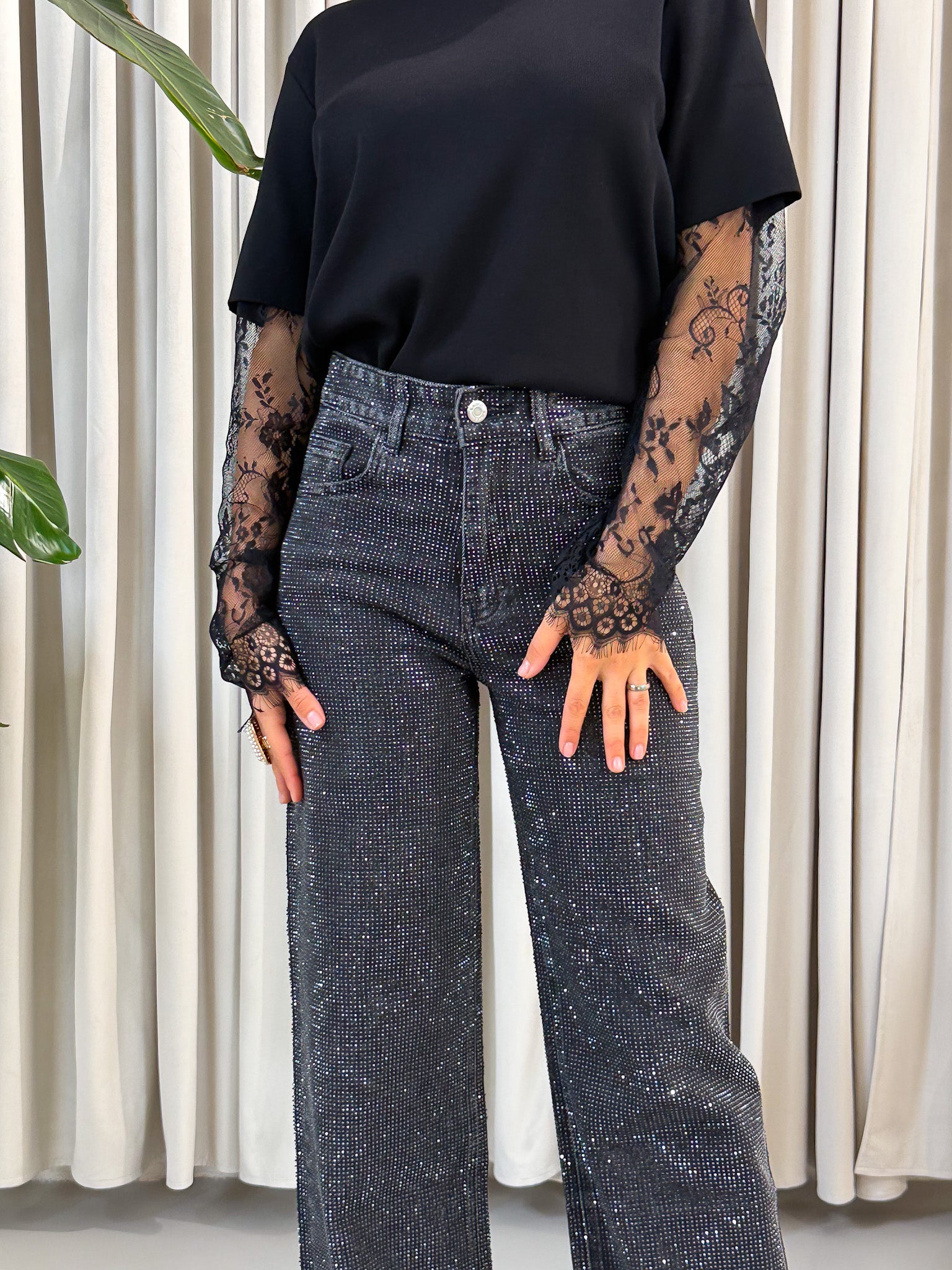 Pullover con pizzo nero