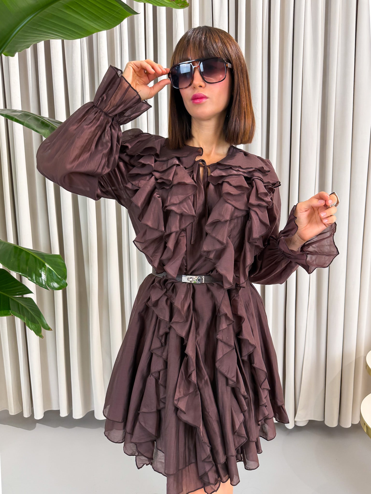 Abito corto a balze marrone