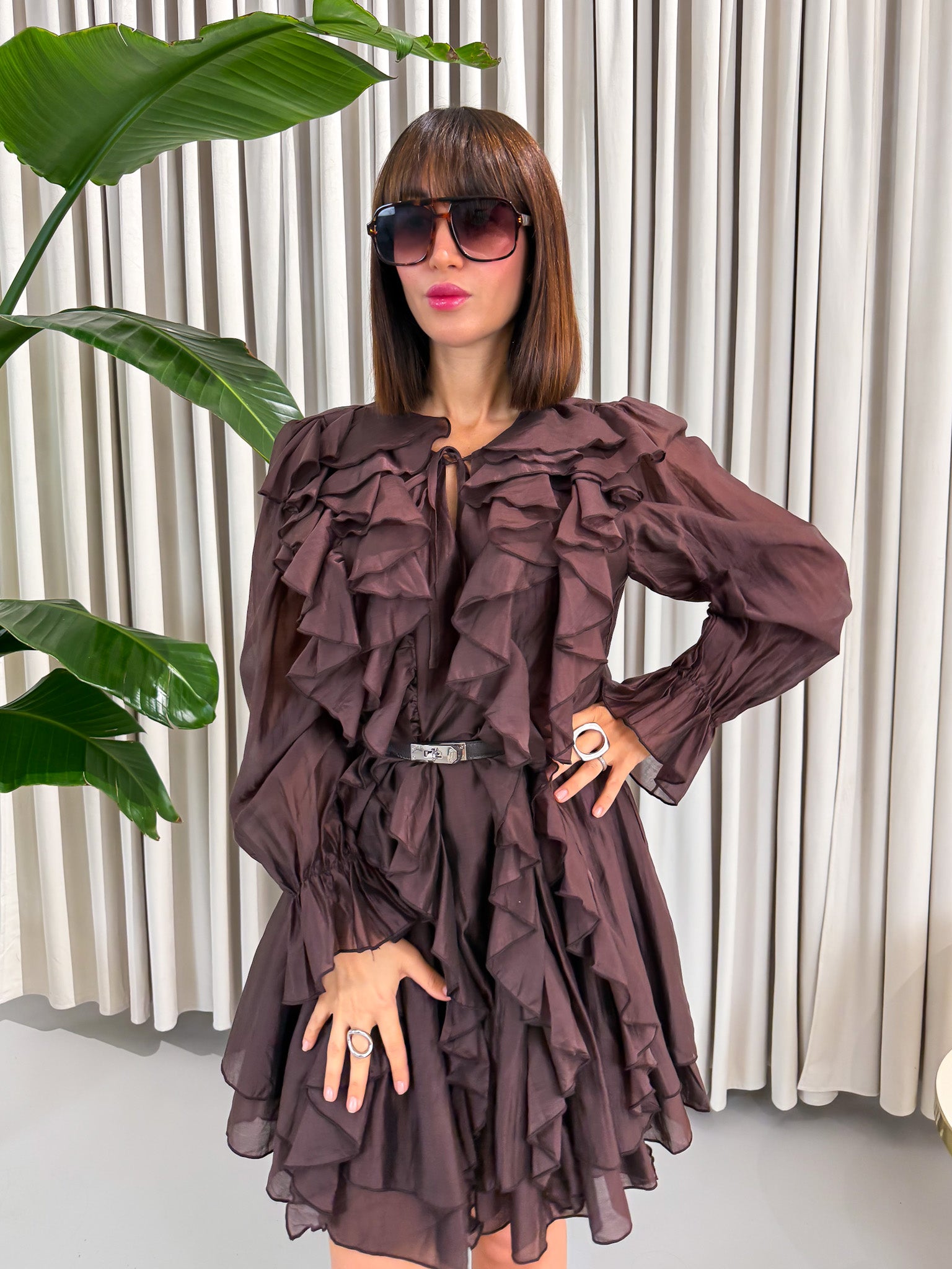 Abito corto a balze marrone