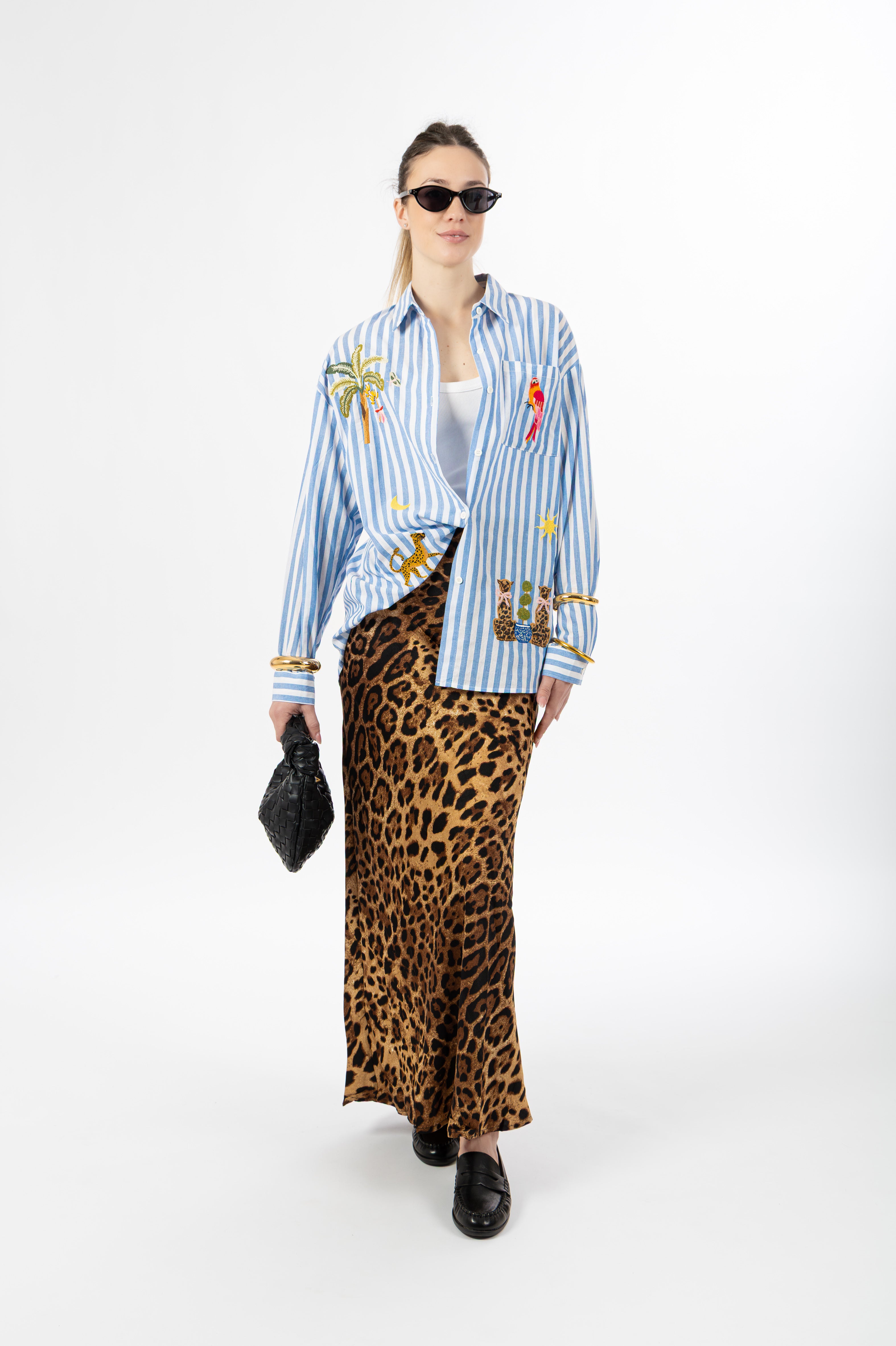 Camicia azzurra ricami