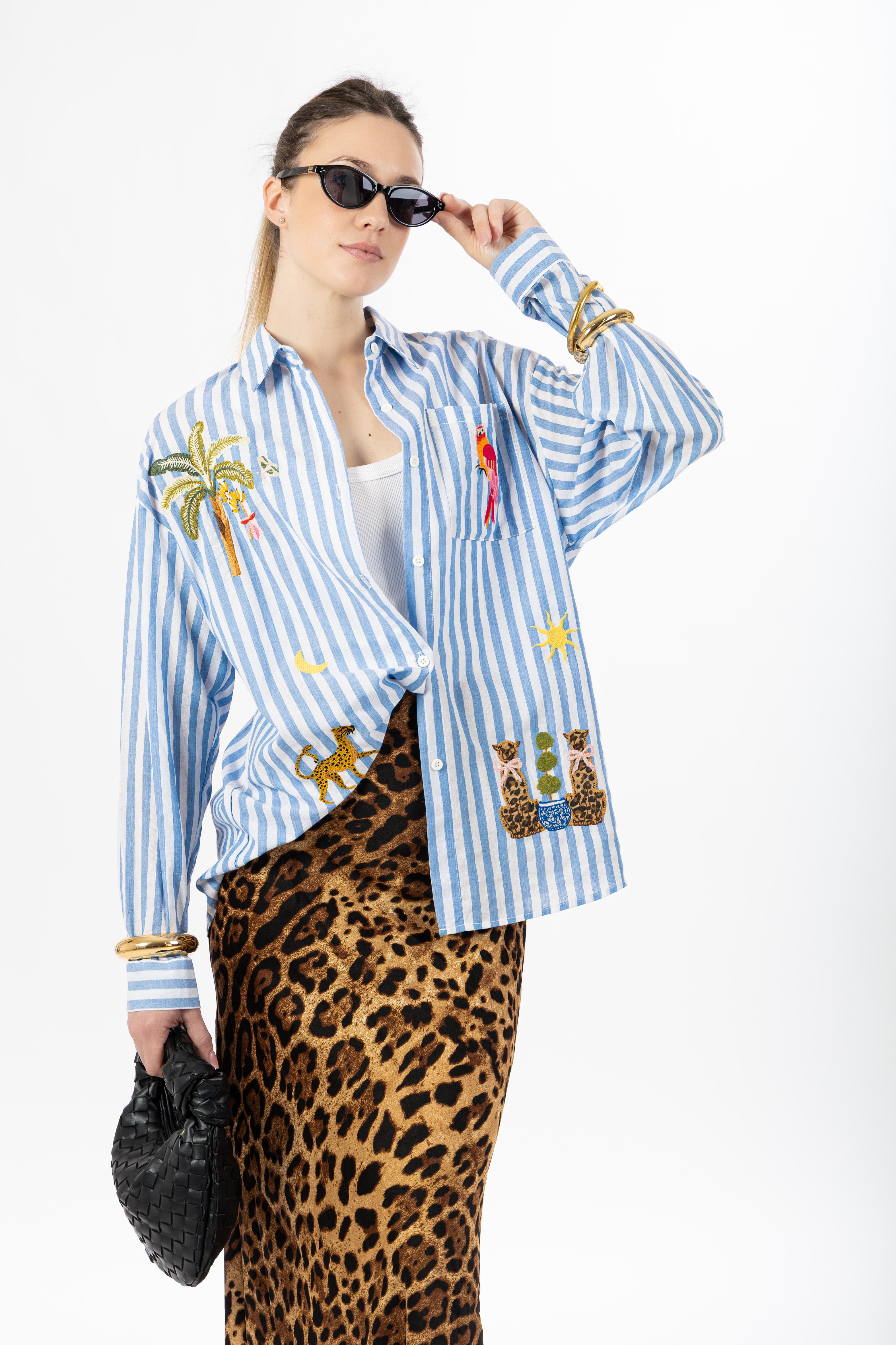 Camicia azzurra ricami