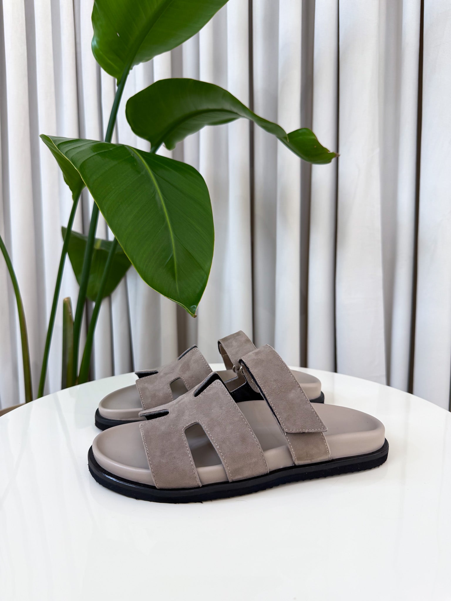 Sandalo in suede taupe