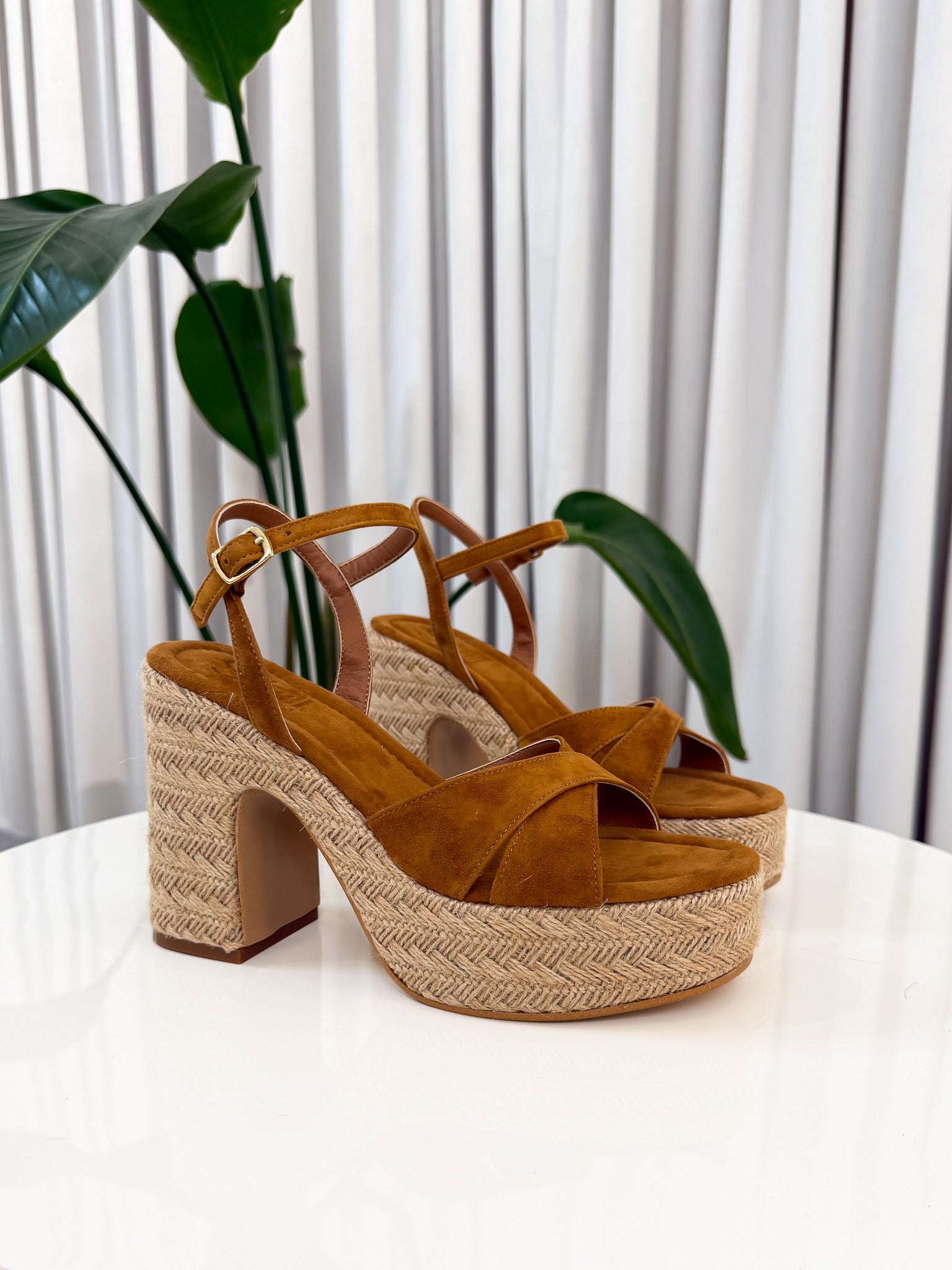 Zeppa in suede cuoio e rafia