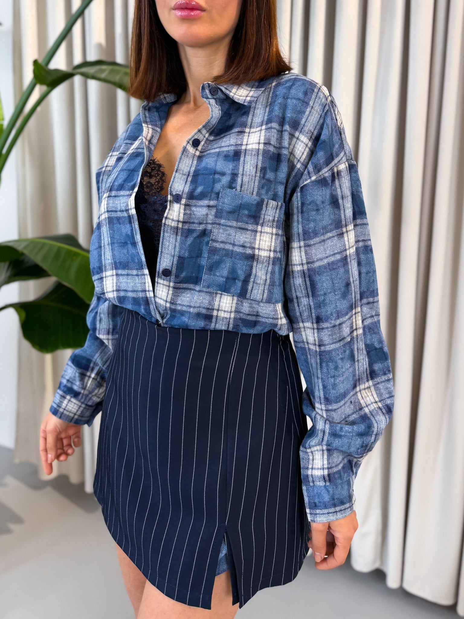 Camicia over a quadri blu