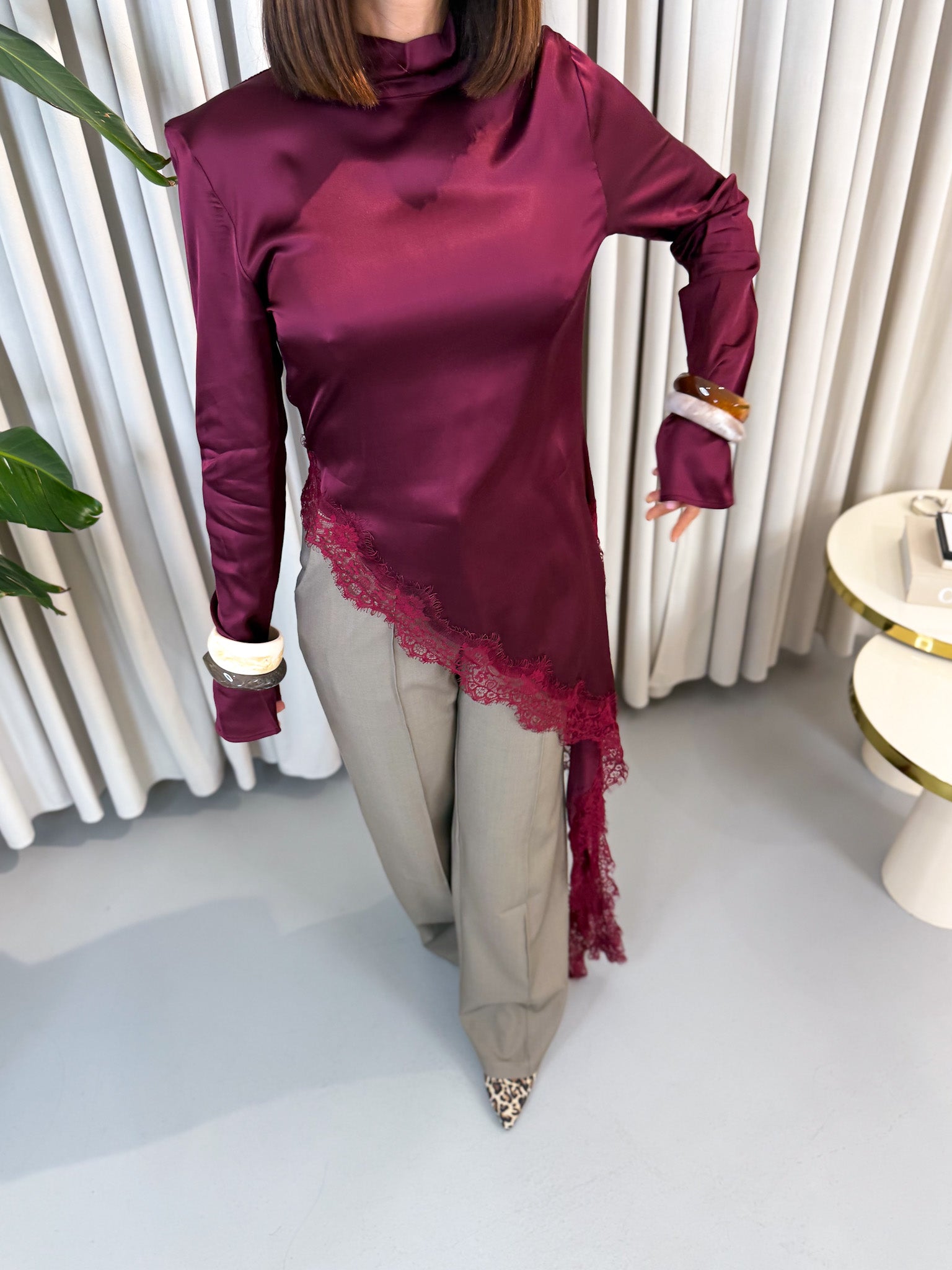 Blusa bordeaux con pizzo