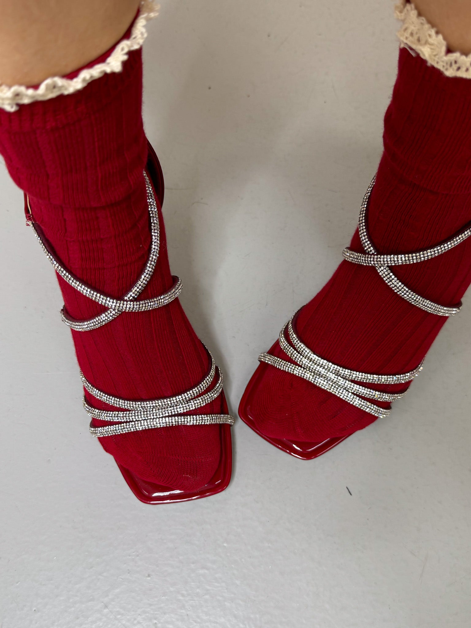 Sandalo bordeaux con strass