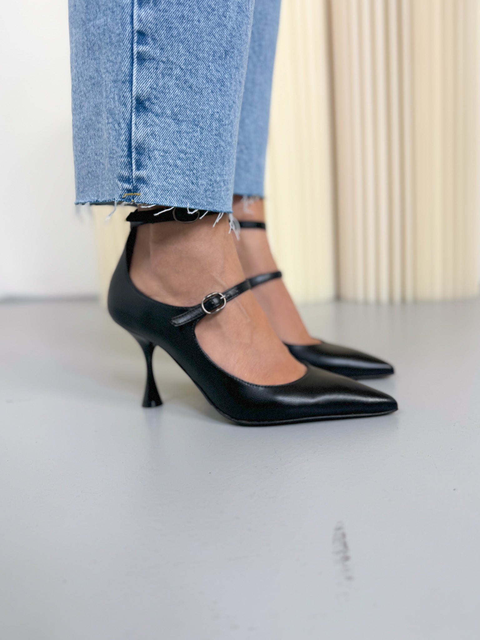 Décolleté con cinturino color nero