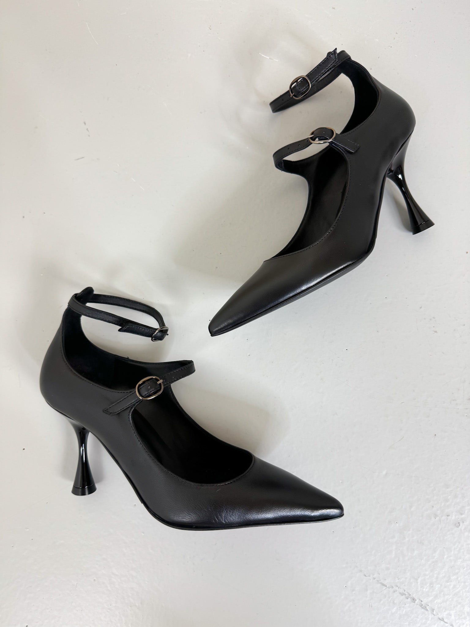 Décolleté con cinturino color nero