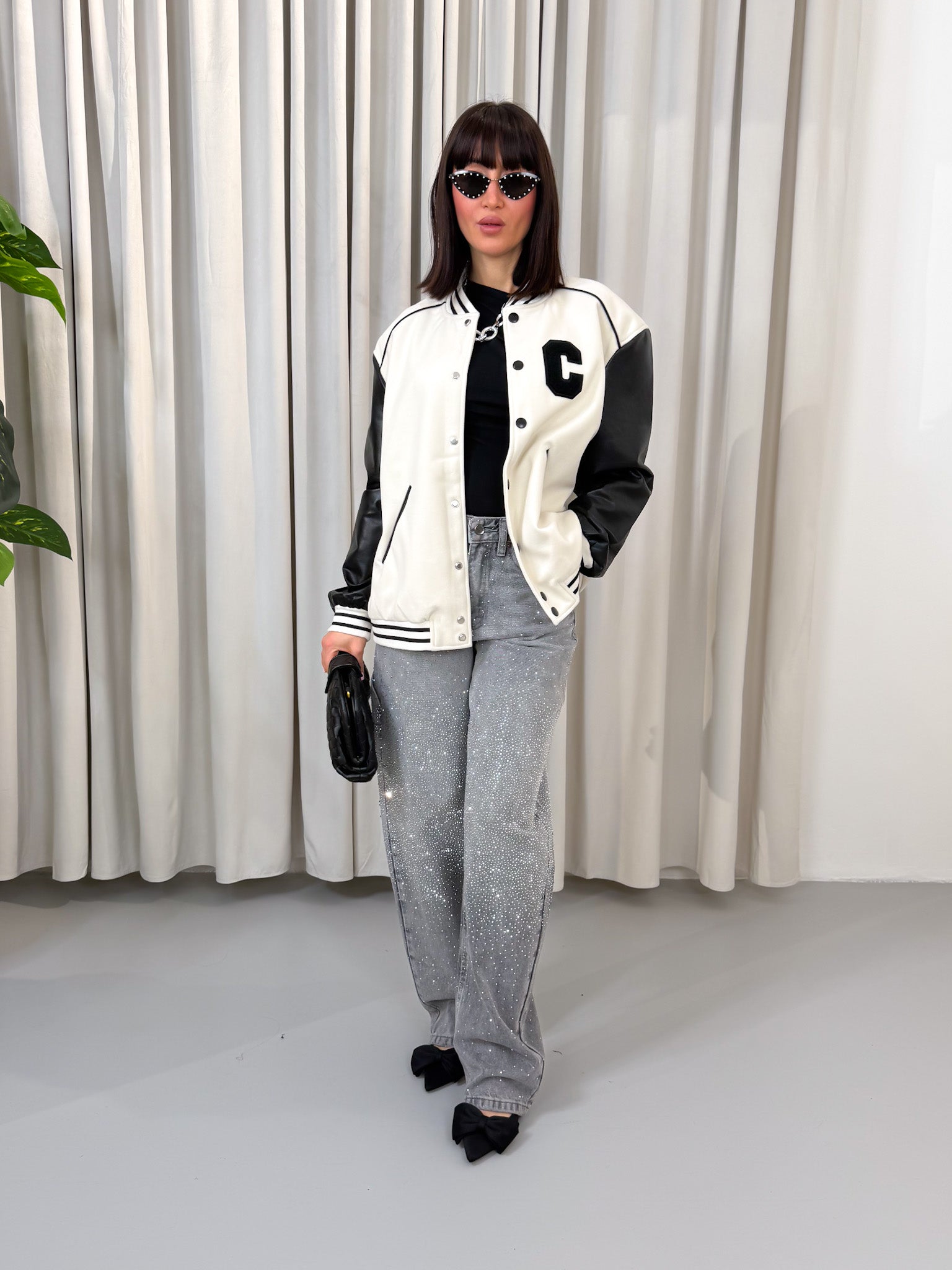 Jeans barrel grigio con strass