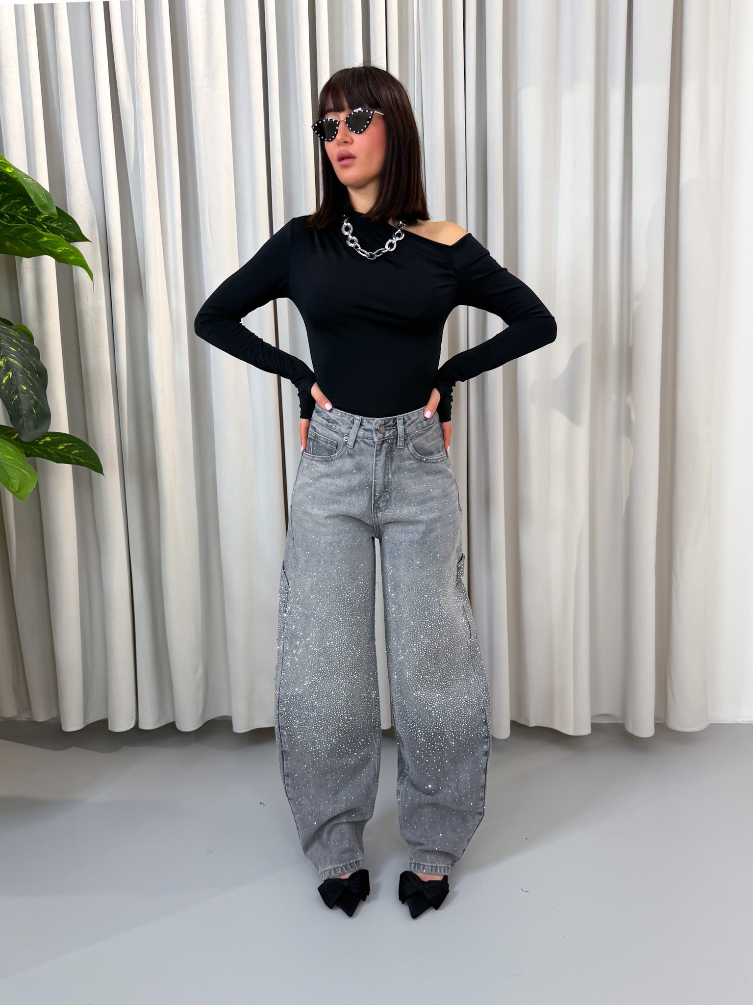 Jeans barrel grigio con strass