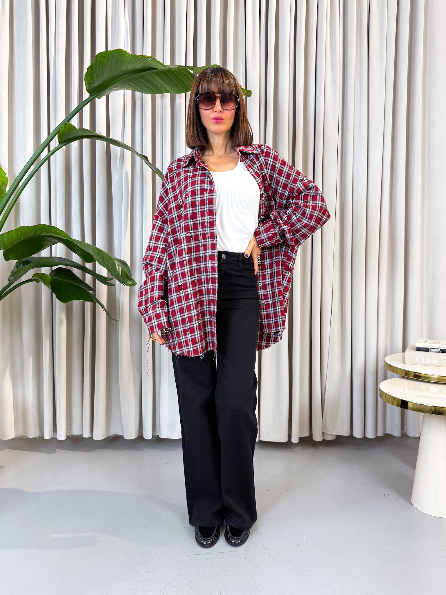 Camicia rossa a quadri con rotture