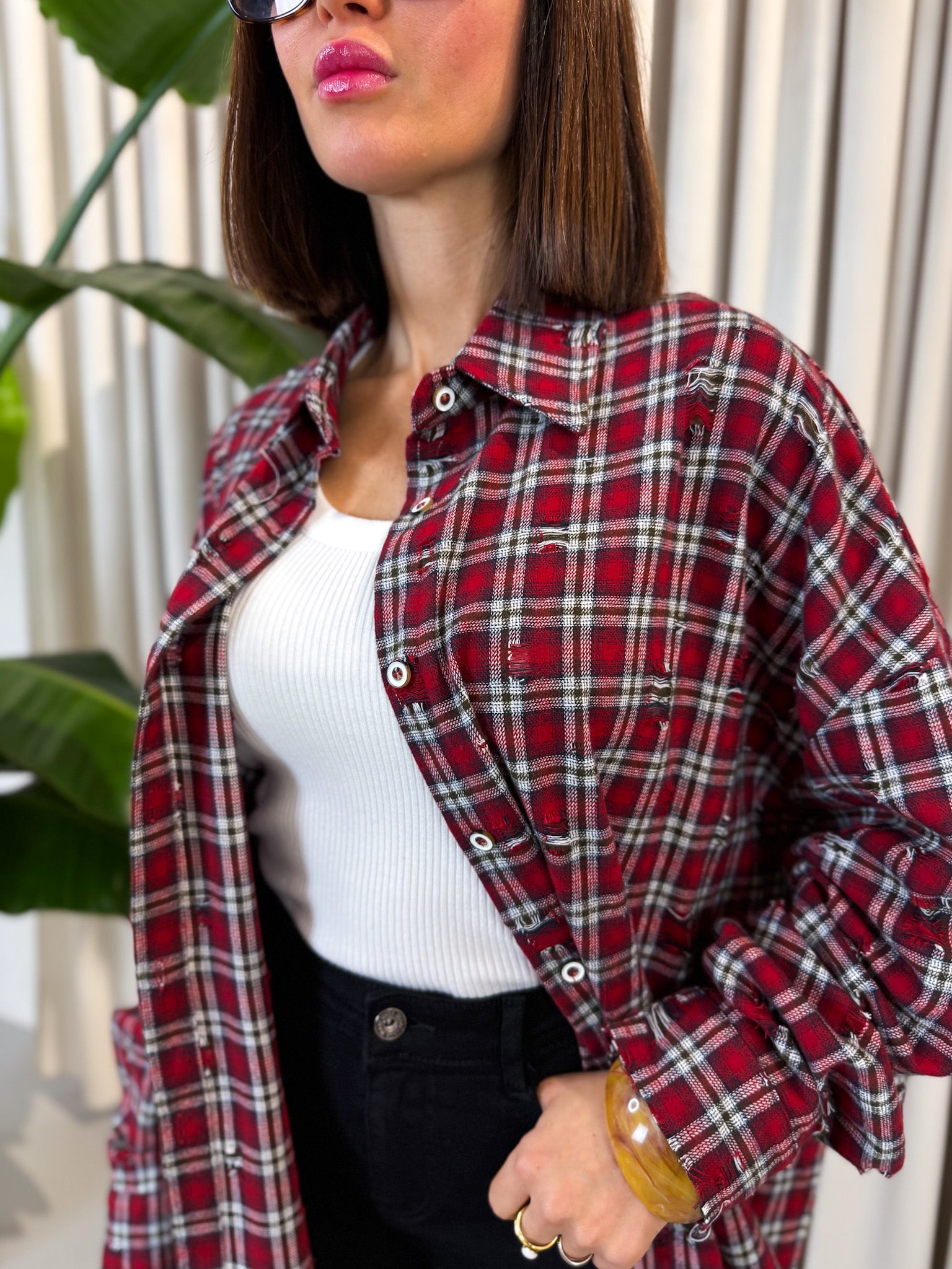Camicia rossa a quadri con rotture