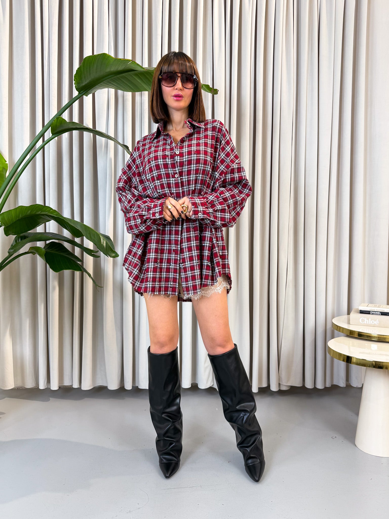 Camicia rossa a quadri con rotture