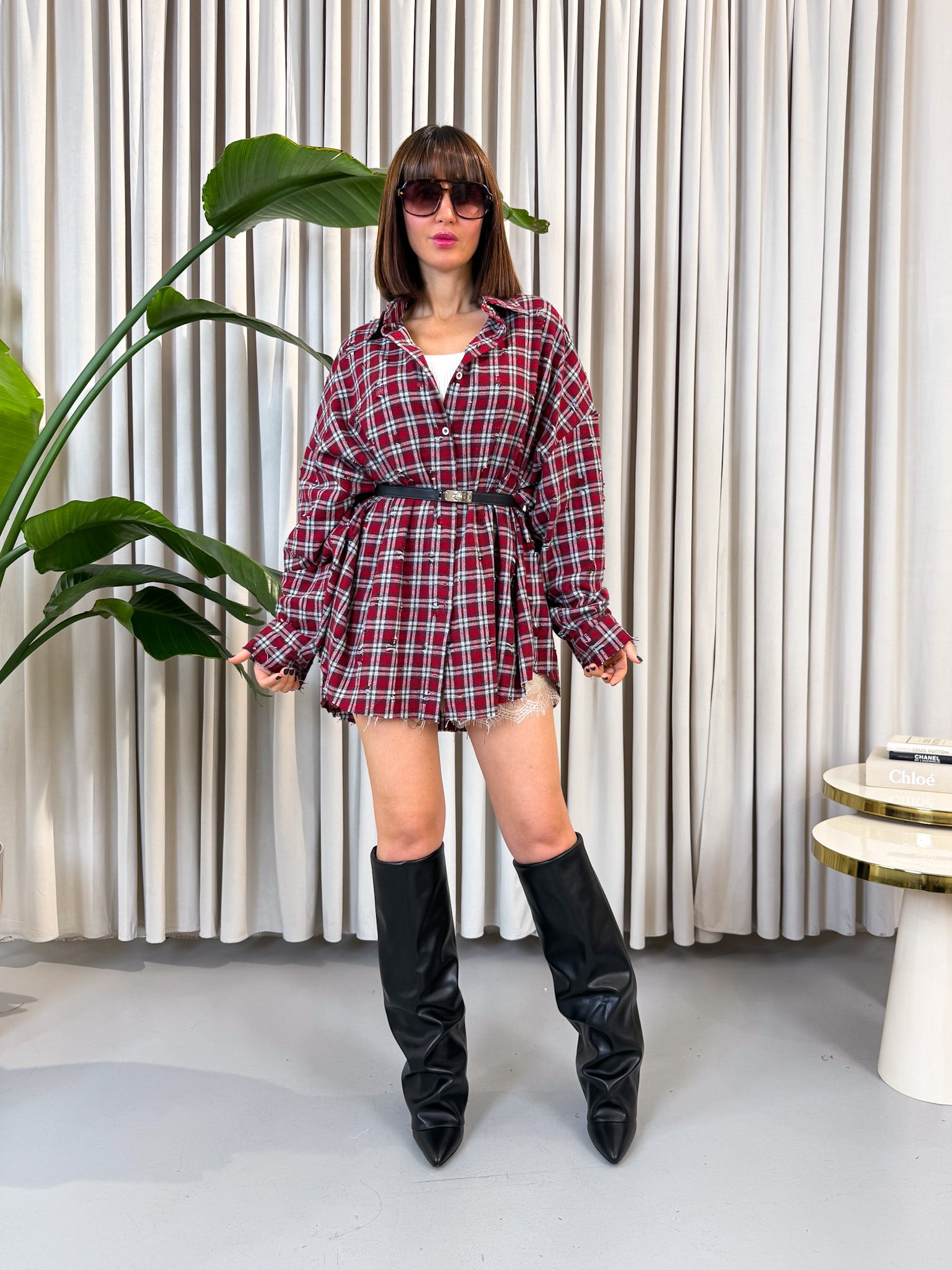 Camicia rossa a quadri con rotture